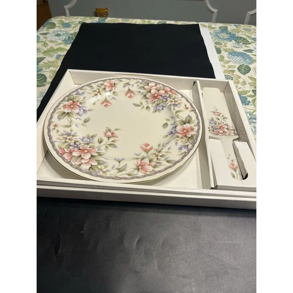Andrea by Sadek Floral 11” Cake Dessert Plate With Server Spatula